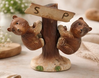 Salero y pimentero vintage con forma de oso, palillero de cerámica con forma de oso en un árbol, decoración kitsch de cocina con temática de bosque.