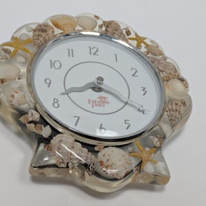 Reloj vintage Paradise Place de acrílico con forma de concha marina, cuarzo, lucita, decoración costera.