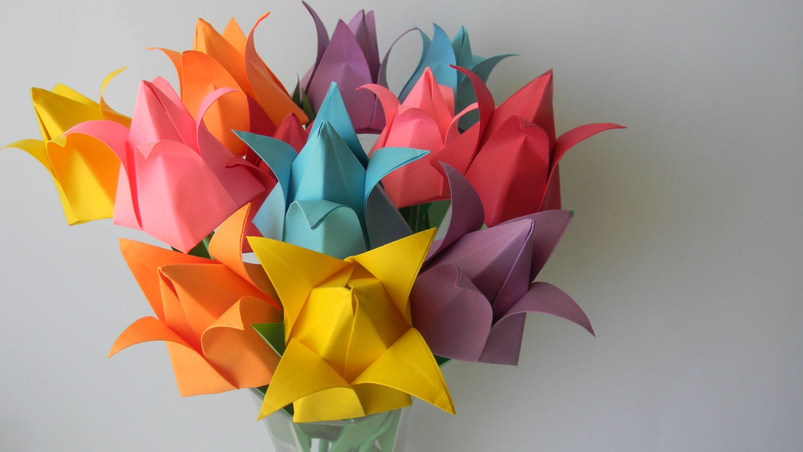 Поделки из бумаги оригами тюльпан. Объемные тюльпаны из бумаги. Оригами тюльпан. Оригами цветок тюльпан.