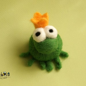 Frog King needle felted image 4