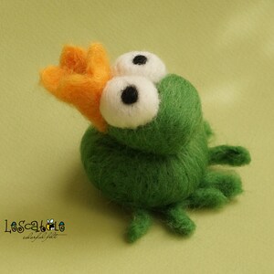 Frog King needle felted image 3