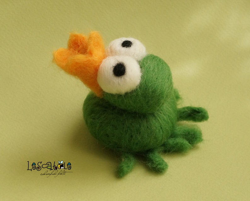 Frog King needle felted image 3