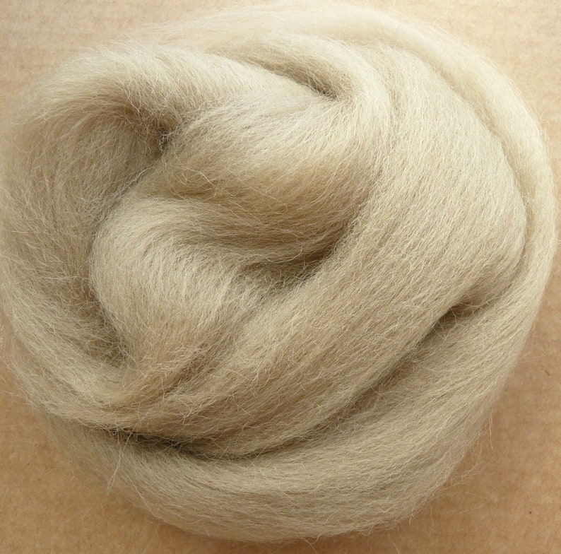 89,Euro/1kg 50g moosfarbener Kammzug reine Wolle Merino Bild 2