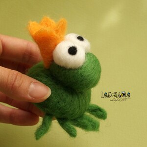 Frog King needle felted image 2