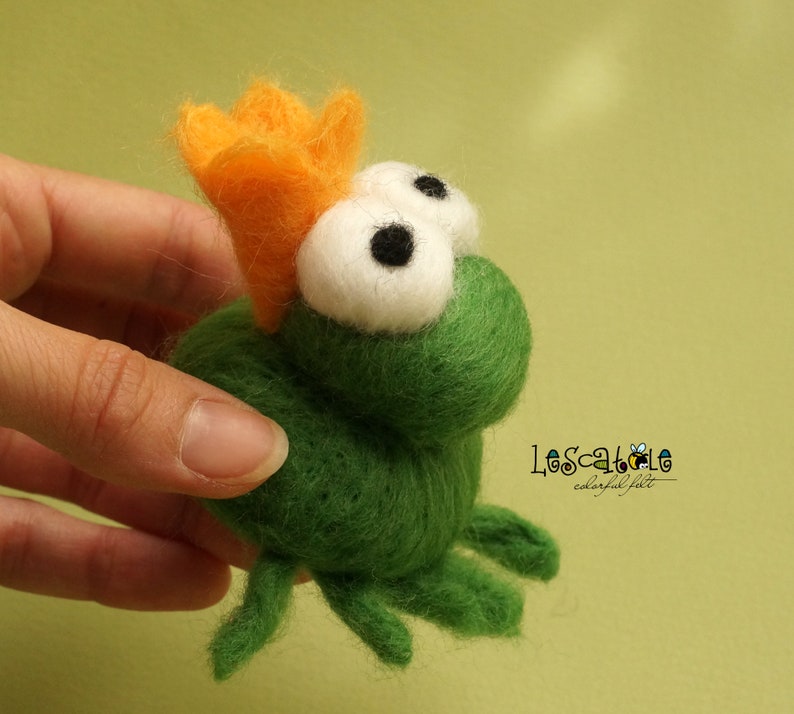 Frog King needle felted image 2