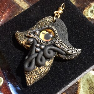 Boze oog hamsa talismanketting, gelukshanger met hoge koepel oranje en gouden oog