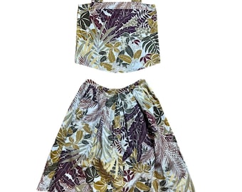 Conjunto vintage de los años 60 y 70 con estampado botánico tropical de dos piezas: top sin mangas y falda midi plisada.