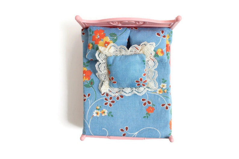 Pink Dollhouse Bed with Blue Floral Bedding, Plastic, 1:12, Vintage image 9