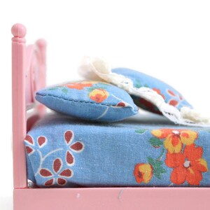 Pink Dollhouse Bed with Blue Floral Bedding, Plastic, 1:12, Vintage image 7