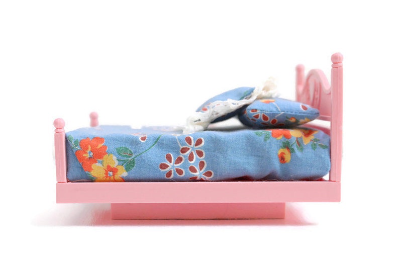 Pink Dollhouse Bed with Blue Floral Bedding, Plastic, 1:12, Vintage image 2