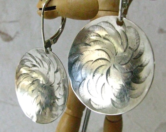 Pendientes de plata de ley con diseño de crisantemo