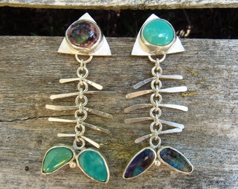 Pendientes de esqueleto de pez en plata de ley con turquesa Manassa Colorado King y ópalo australiano y mexicano.