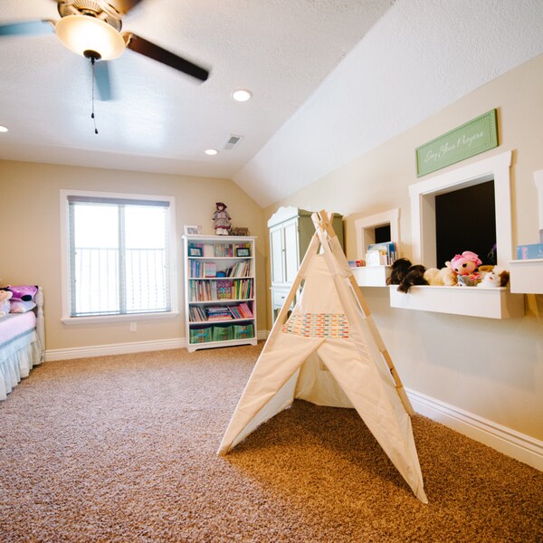 Natural Teepee: Multicolor accent