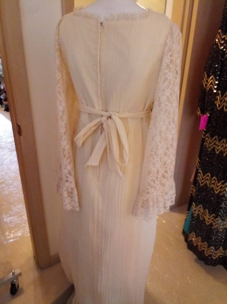 Early 1970s Vintage Prairie Boho Gunne Sax Style Dress Lace Bell Sleeves Rennaissance cotton Union label Cream Colored Cottagecore
