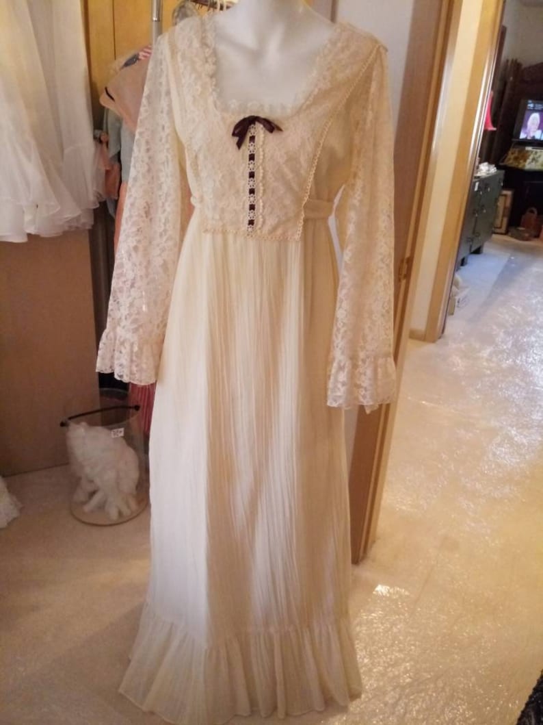 Early 1970s Vintage Prairie Boho Gunne Sax Style Dress Lace Bell Sleeves Rennaissance cotton Union label Cream Colored Cottagecore