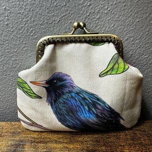 Monedero con pájaros y flores moradas