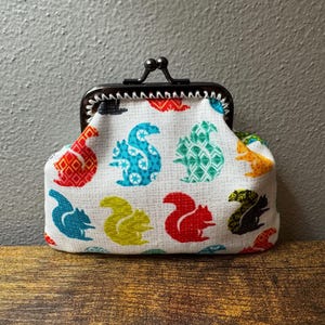 Puede incluir: Un juego de tres tazas de cer&aacute;mica con un acabado moteado y mate. Las tazas son de color crema, gris claro y gris oscuro. Cada taza tiene un dise&ntilde;o simple y minimalista, ideal para caf&eacute; o t&eacute;.