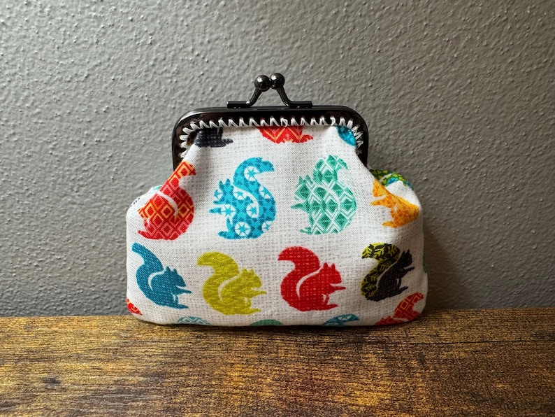 Puede incluir: Un juego de tres tazas de cer&aacute;mica con un acabado moteado y mate. Las tazas son de color crema, gris claro y gris oscuro. Cada taza tiene un dise&ntilde;o simple y minimalista, ideal para caf&eacute; o t&eacute;.