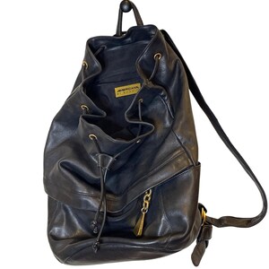 americana leather zip top backpack Vibes [Limited Edition] locking CCW and security pocket.Made from our signature Americana leather and trimmed with Horween Latigo Vintage Americana Sharif Black Backpack