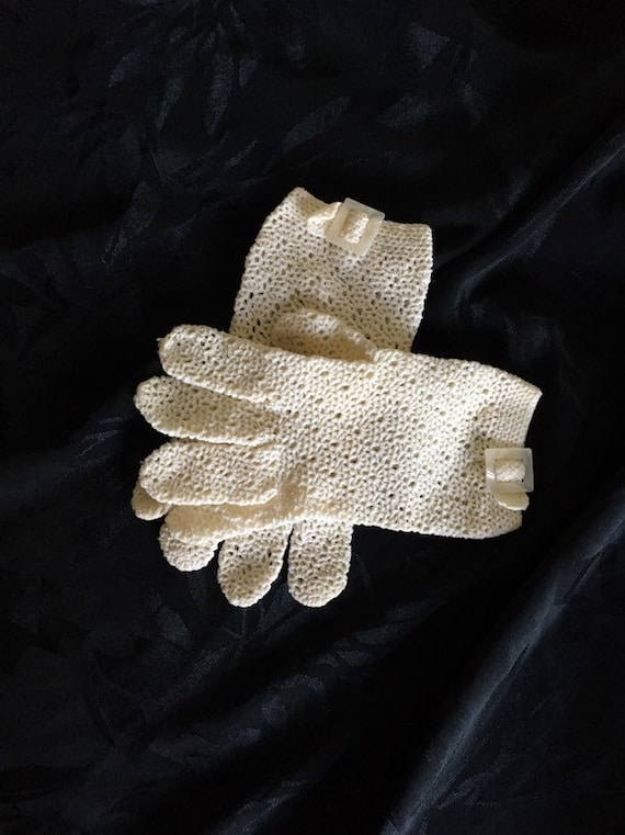 White Crocheted Gloves - Shell Glove Pattern - Sma