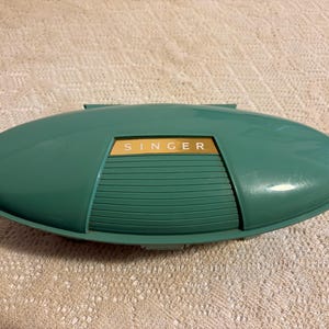 Vintage Singer Buttonhole Attachment - Straight Shaft, Green Case