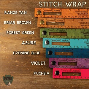 Puede incluir: Una colección de medidores de puntadas coloridos en tonos naranja, marrón, verde, azul, morado y fucsia. Cada medidor presenta medidas en pulgadas y centímetros, junto con texto para tamaños de agujas de tejer y ganchillos. El texto "STITCH WRAP" está en la parte superior.