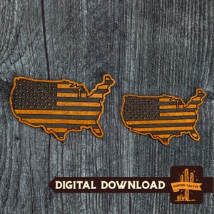 Pode incluir: Dois recortes de madeira dos Estados Unidos, com o design da bandeira americana. As estrelas e as listras são em laranja e preto. As palavras "DOWNLOAD DIGITAL" estão impressas em uma faixa. O logotipo Copper Cactus está no canto inferior direito.