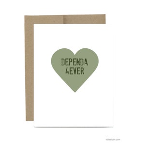 Op de afbeelding: Een witte kaart met een groen hart waarop "Dependa 4ever" staat. De kaart is omgeven door een bruine envelop.