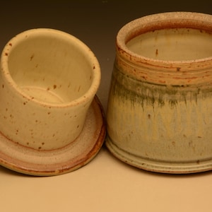 Burriera francese in gres. Ceramica funzionale fatta a mano.