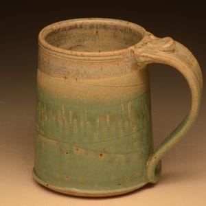 Stor mugg i stengods. Drejd på hjul. Funktionell keramik.