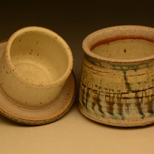 Burriera francese in gres. Ceramica funzionale fatta a mano.