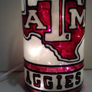 Texas A & M geïnspireerde wijnfleslamp, handgeschilderd, verlicht glas-in-lood-look afbeelding 2