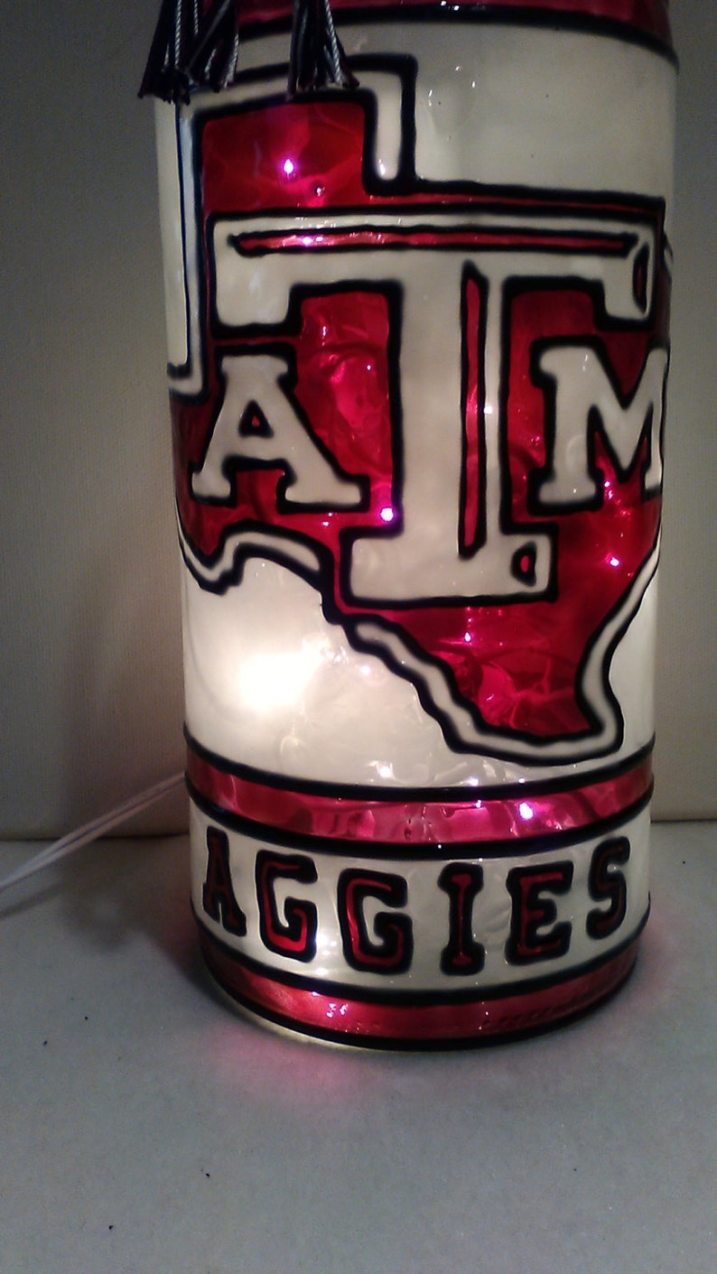 Texas A & M geïnspireerde wijnfleslamp, handgeschilderd, verlicht glas-in-lood-look afbeelding 2