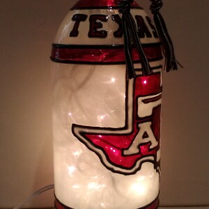 Texas A & M geïnspireerde wijnfleslamp, handgeschilderd, verlicht glas-in-lood-look afbeelding 5