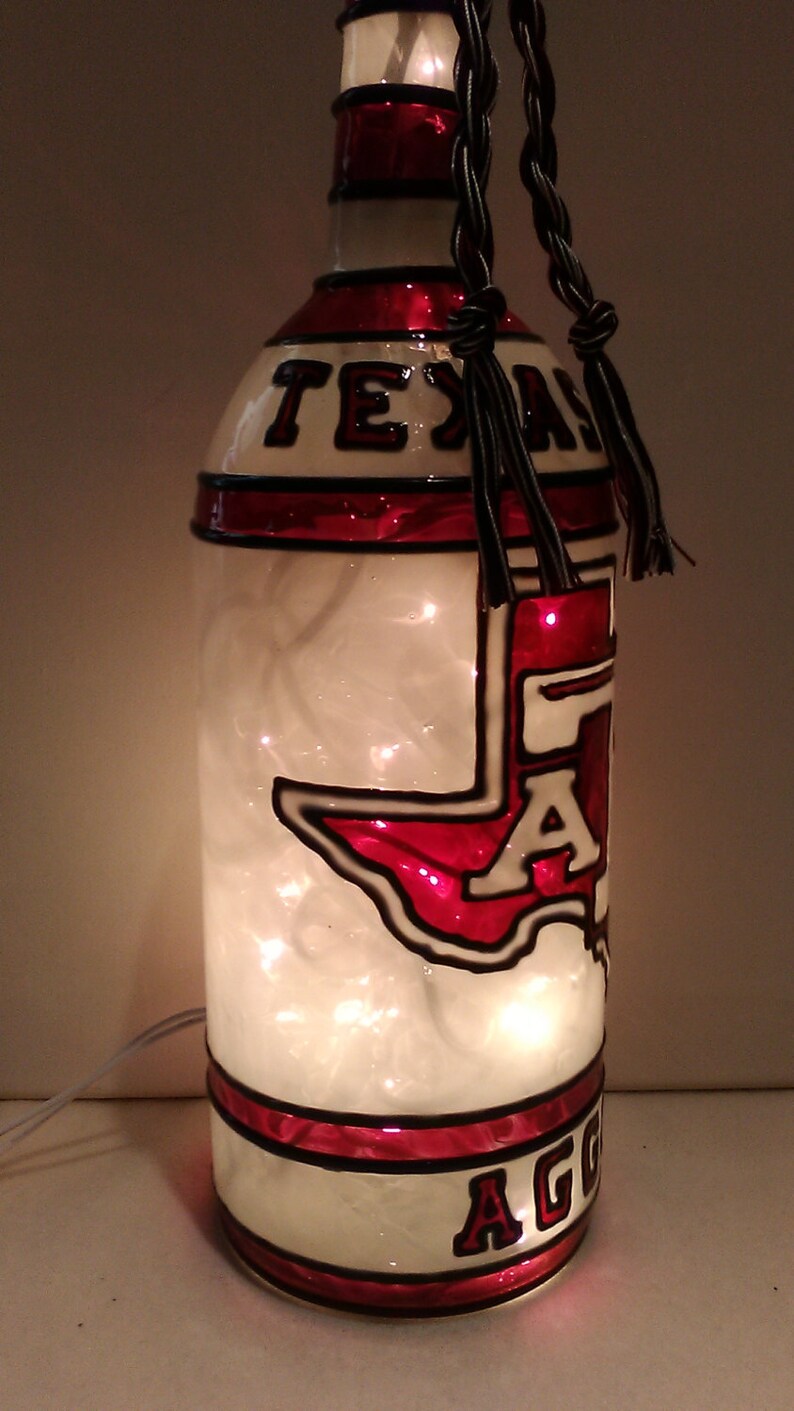 Texas A & M geïnspireerde wijnfleslamp, handgeschilderd, verlicht glas-in-lood-look afbeelding 5