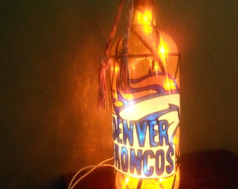Denver Broncos geïnspireerde wijnfleslamp handgeschilderd glas-in-lood look.