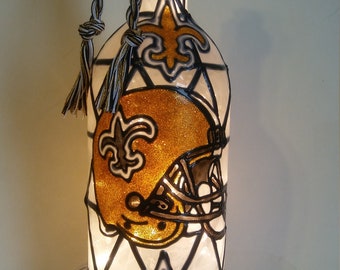 Verlichte handbeschilderde wijnfles. New Orleans Saints geïnspireerde glas-in-lood-look.