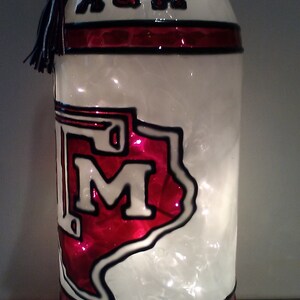 Texas A & M geïnspireerde wijnfleslamp, handgeschilderd, verlicht glas-in-lood-look afbeelding 4