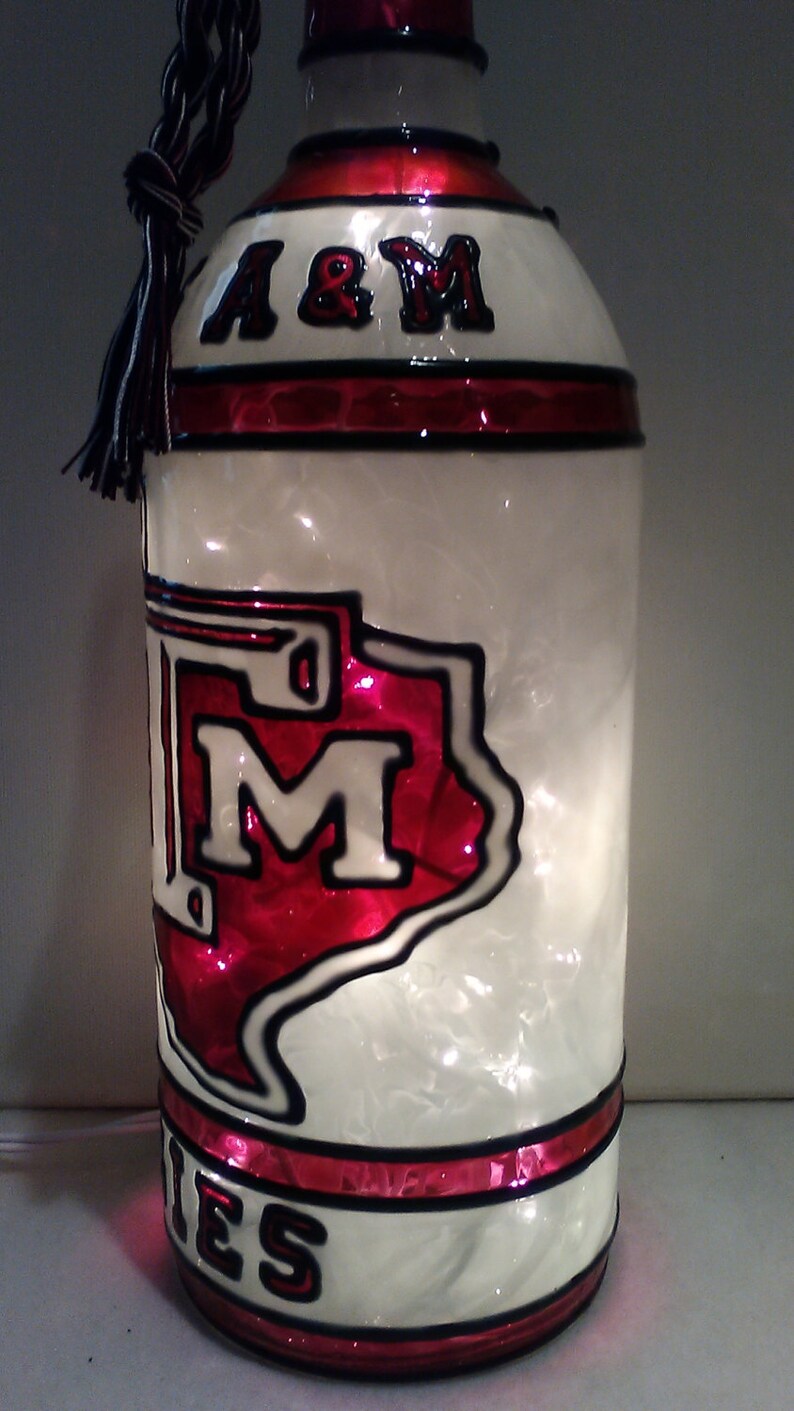 Texas A & M geïnspireerde wijnfleslamp, handgeschilderd, verlicht glas-in-lood-look afbeelding 4