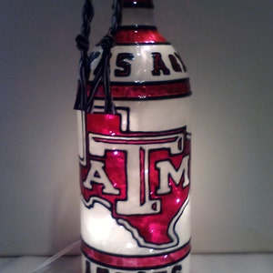Texas A & M geïnspireerde wijnfleslamp, handgeschilderd, verlicht glas-in-lood-look afbeelding 1