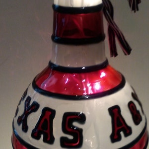 Texas A & M geïnspireerde wijnfleslamp, handgeschilderd, verlicht glas-in-lood-look afbeelding 3