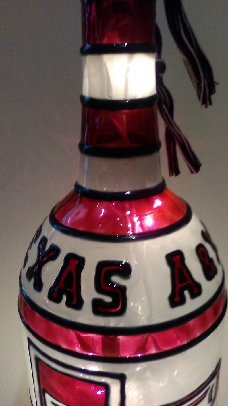 Texas A & M geïnspireerde wijnfleslamp, handgeschilderd, verlicht glas-in-lood-look afbeelding 3
