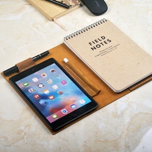 Custodia in pelle per iPad mini con blocco note FIELD NOTES 6x9, iPad mini con taccuino A5 ricaricabile, portapenne Apple, pelle Crazy Horse personalizzata