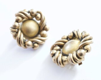 Matt gold vintage fashion clip earrings