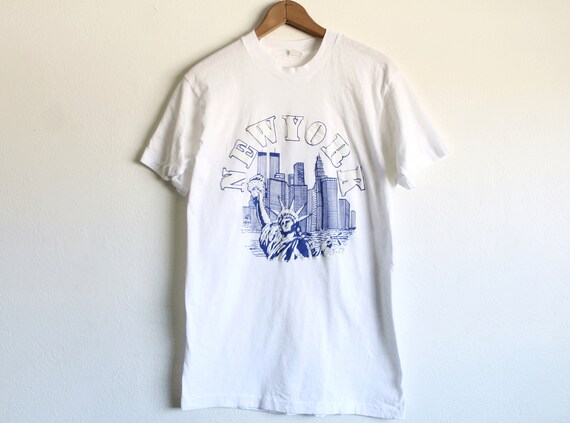 MOYENNE 70/80 (serré) Vintage des années 70/80 MOYENNE s T-Shirt doux et léger de New York City (relief graphique) 53d389 MOYENNE 70/80 (serré) Vintage des années 70/80 MOYENNE s T-Shirt doux et léger de New York City (relief graphique) 53d389