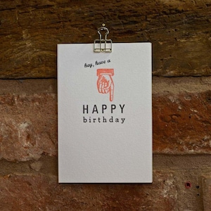 Hey, avez un joyeux anniversaire, carte de voeux de typographie
