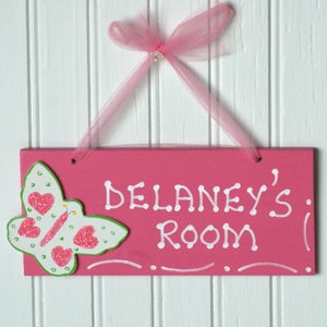 BUTTERFLY Personalized Room Sign, Hot Pink w/Butterfly Cutout. Girl&#39;s Name Plaque. Kid&#39;s Door Plaque. Girl&#39;s Room Decor, Sign. Nursery Decor