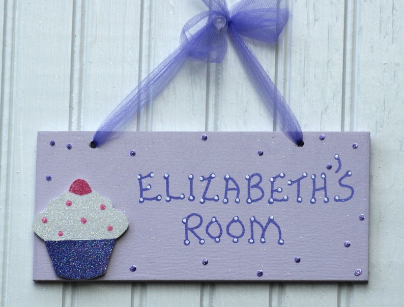 Name Sign Door Sign Girl/'s Room Decor Girl/'s Room Sign Personalized CUPCAKE Room Sign Wall Art Violet wPurple Letters Cupcake Decor