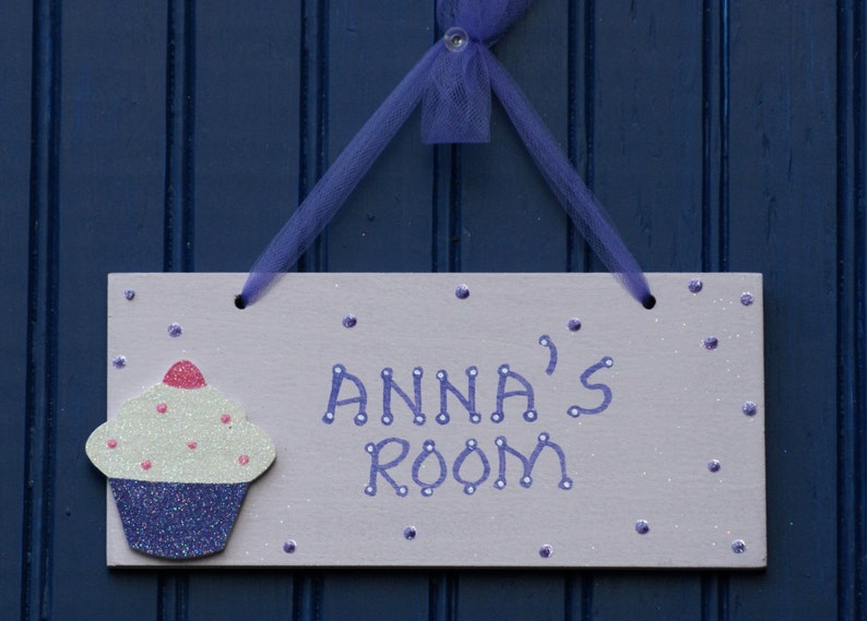 Name Sign Door Sign Girl/'s Room Decor Girl/'s Room Sign Personalized CUPCAKE Room Sign Wall Art Violet wPurple Letters Cupcake Decor