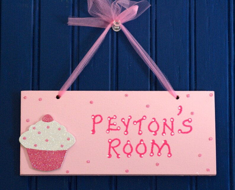 Name Sign Door Sign Girl/'s Room Decor Girl/'s Room Sign Personalized CUPCAKE Room Sign Wall Art Violet wPurple Letters Cupcake Decor